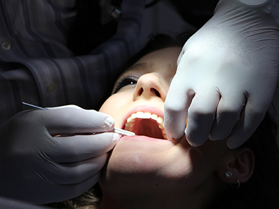  Dentist fixing teeth 